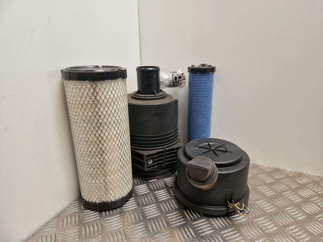 Donaldson air filter assembly JCB - المحرك و قطع الغيار - آلات الإنشاء: صورة 1 Donaldson air filter assembly JCB - المحرك و قطع الغيار - آلات الإنشاء: صورة 1