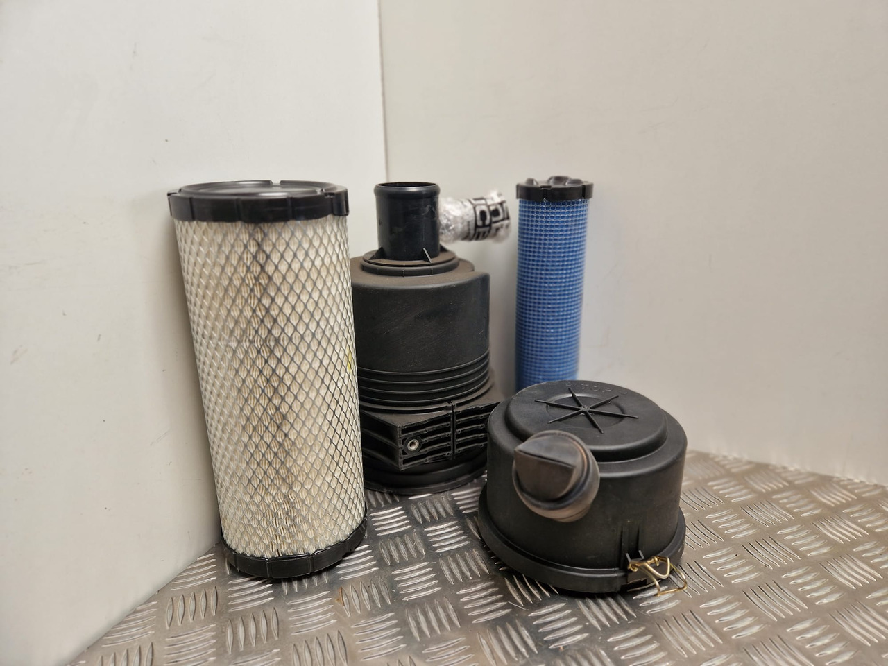 المحرك و قطع الغيار - آلات الإنشاء Donaldson air filter assembly JCB: صورة 1