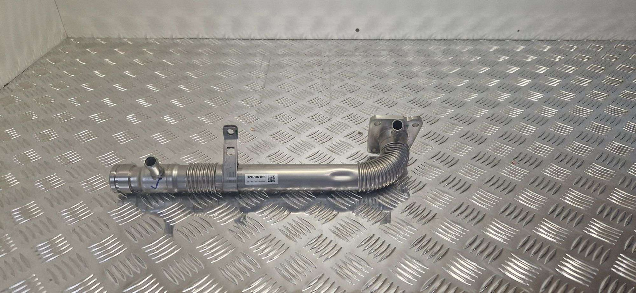 EGR Cooler crossover Pipe 320/06166 GENUINE JCB - المحرك و قطع الغيار - آلات الإنشاء: صورة 1 EGR Cooler crossover Pipe 320/06166 GENUINE JCB - المحرك و قطع الغيار - آلات الإنشاء: صورة 1
