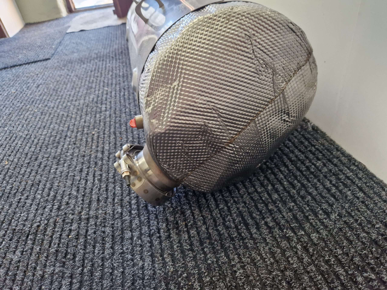 Exhaust silencer JCB 320/B6251 SCR Adblue - المحرك و قطع الغيار - آلات الإنشاء: صورة 3 Exhaust silencer JCB 320/B6251 SCR Adblue - المحرك و قطع الغيار - آلات الإنشاء: صورة 3