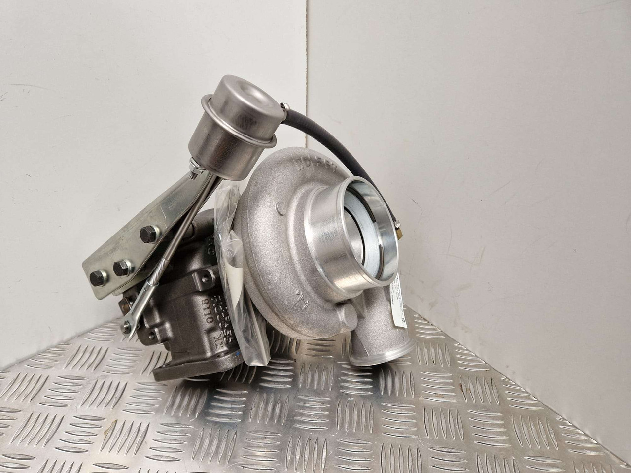 Iveco Generator Turbocharger Holset 4043994 - المحرك و قطع الغيار - آلات الإنشاء: صورة 1 Iveco Generator Turbocharger Holset 4043994 - المحرك و قطع الغيار - آلات الإنشاء: صورة 1
