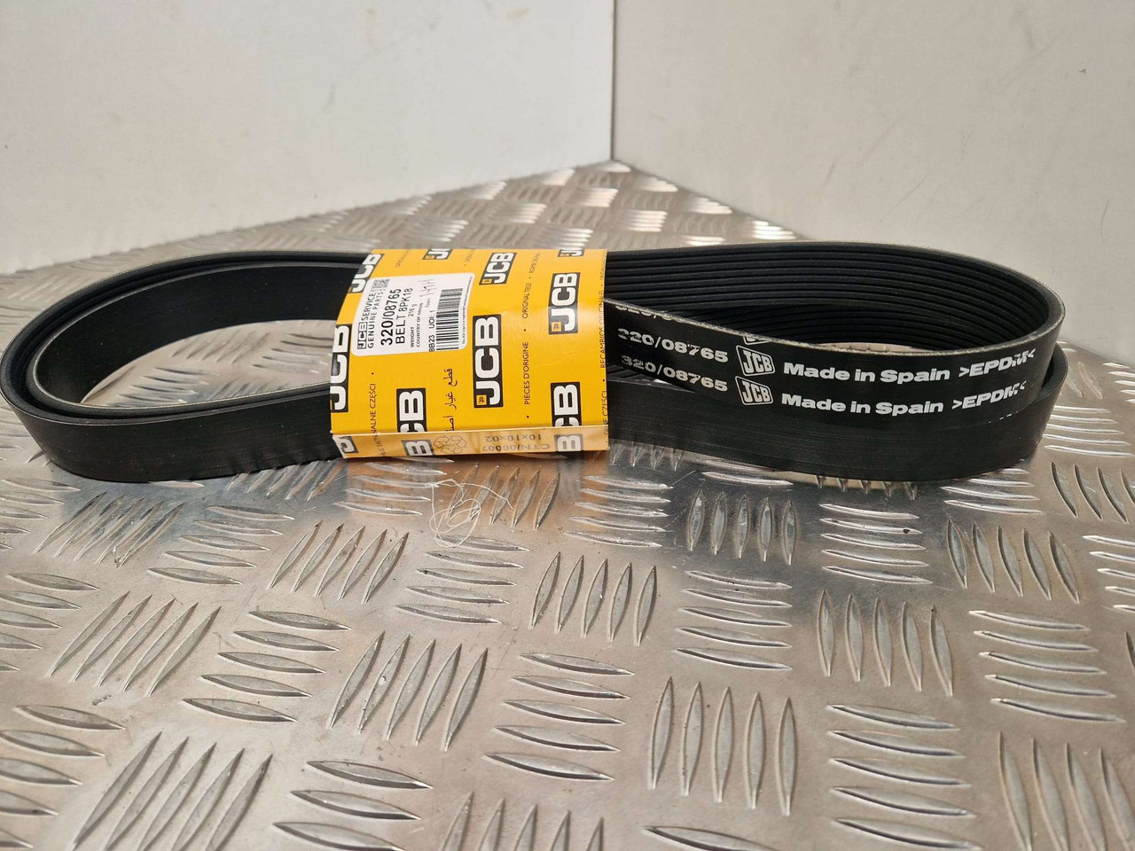 JCB 1857mm drive belt 524-40 527-55 531-70 - المحرك و قطع الغيار - آلات الإنشاء: صورة 2 JCB 1857mm drive belt 524-40 527-55 531-70 - المحرك و قطع الغيار - آلات الإنشاء: صورة 2