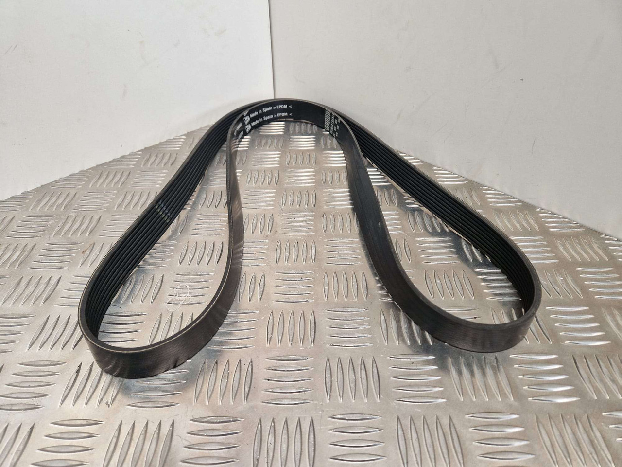 JCB 320/08880 drive belt 1895mm Genuine - المحرك و قطع الغيار - آلات الإنشاء: صورة 1 JCB 320/08880 drive belt 1895mm Genuine - المحرك و قطع الغيار - آلات الإنشاء: صورة 1