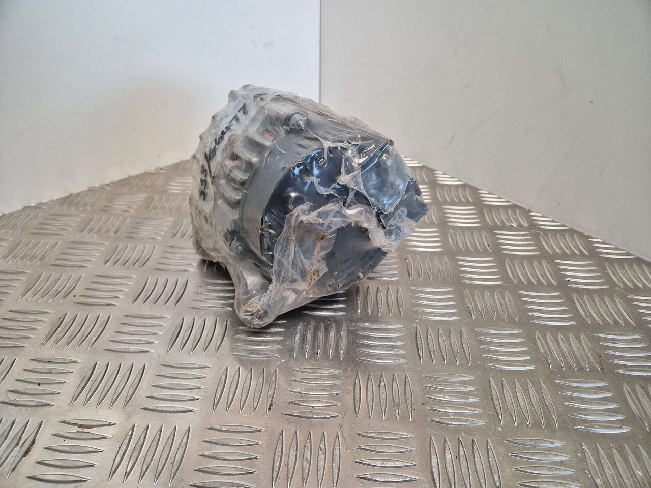 JCB Alternator 85amp 333/G6477 - المحرك و قطع الغيار - آلات الإنشاء: صورة 1 JCB Alternator 85amp 333/G6477 - المحرك و قطع الغيار - آلات الإنشاء: صورة 1