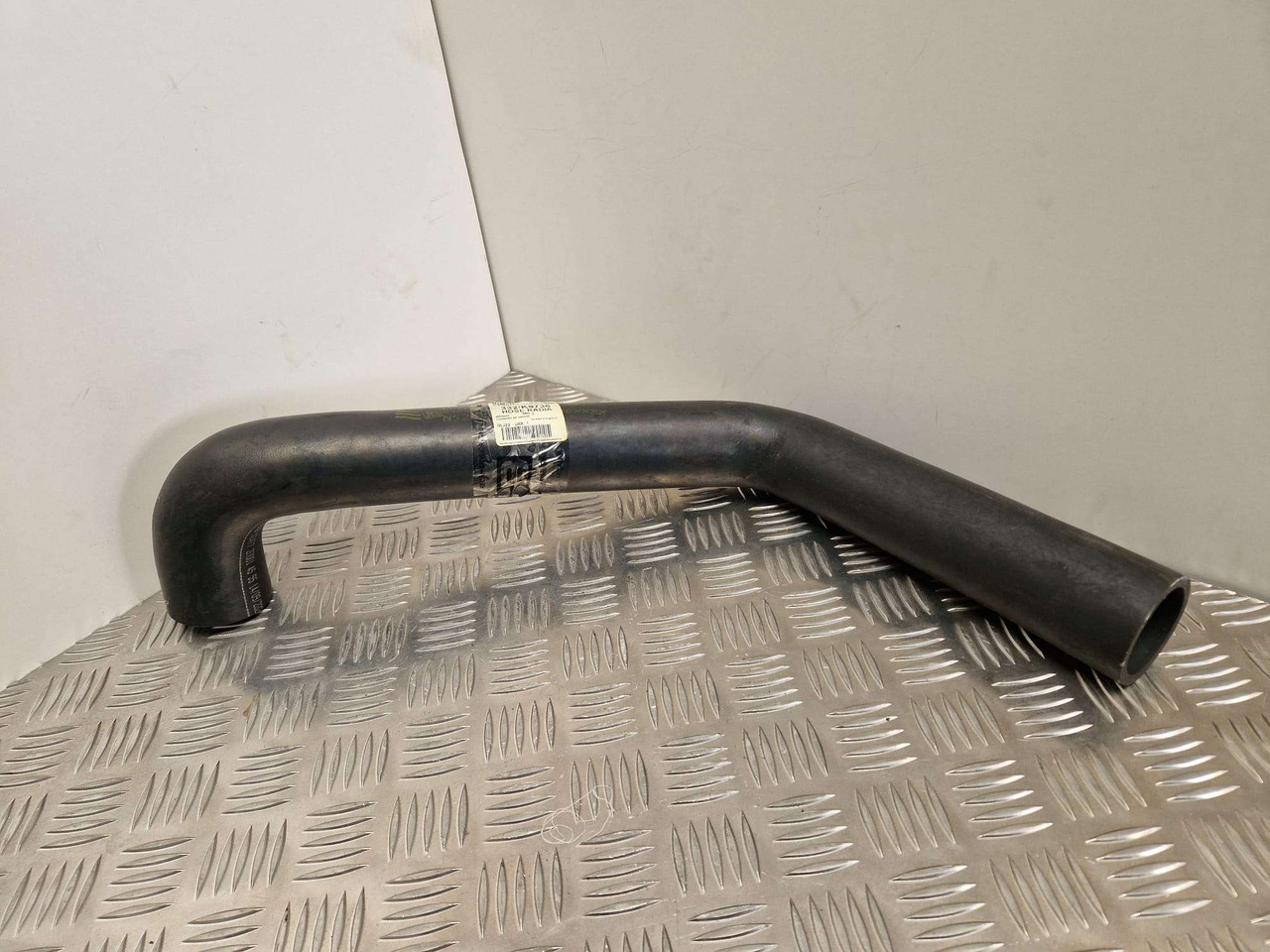 Radiator top hose 332/K9736 JCB - المحرك و قطع الغيار - آلات الإنشاء: صورة 2 Radiator top hose 332/K9736 JCB - المحرك و قطع الغيار - آلات الإنشاء: صورة 2