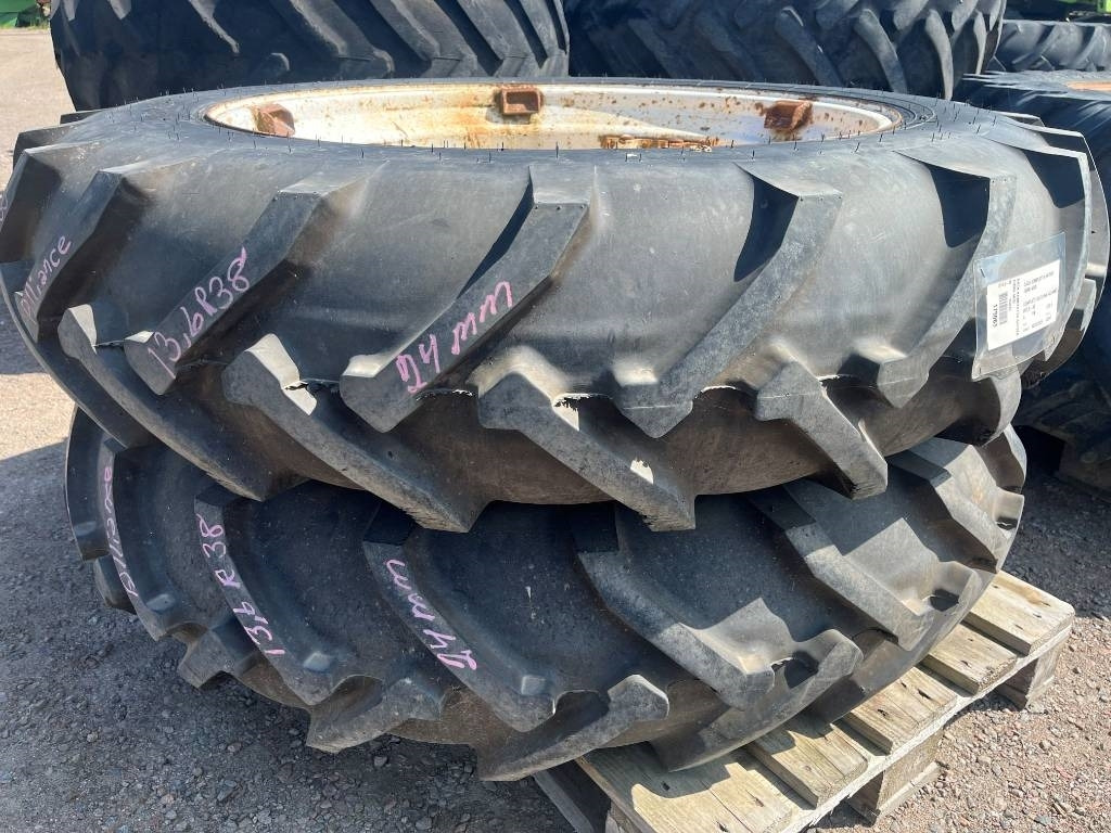 Alliance 13,6-38 Däck På Ford fälg - إطارات - آلات زراعية: صورة 1 Alliance 13,6-38 Däck På Ford fälg - إطارات - آلات زراعية: صورة 1