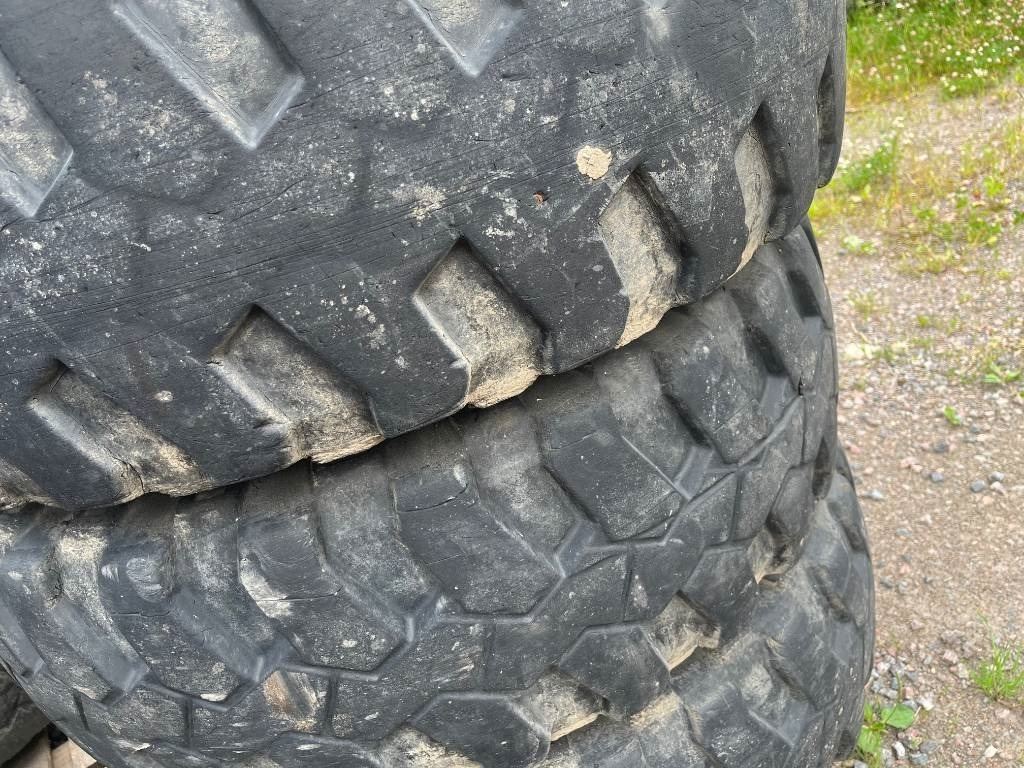 Michelin 335/80-20 till Volvo L30 Zettelmeyer - إطارات - آلات الإنشاء: صورة 3 Michelin 335/80-20 till Volvo L30 Zettelmeyer - إطارات - آلات الإنشاء: صورة 3