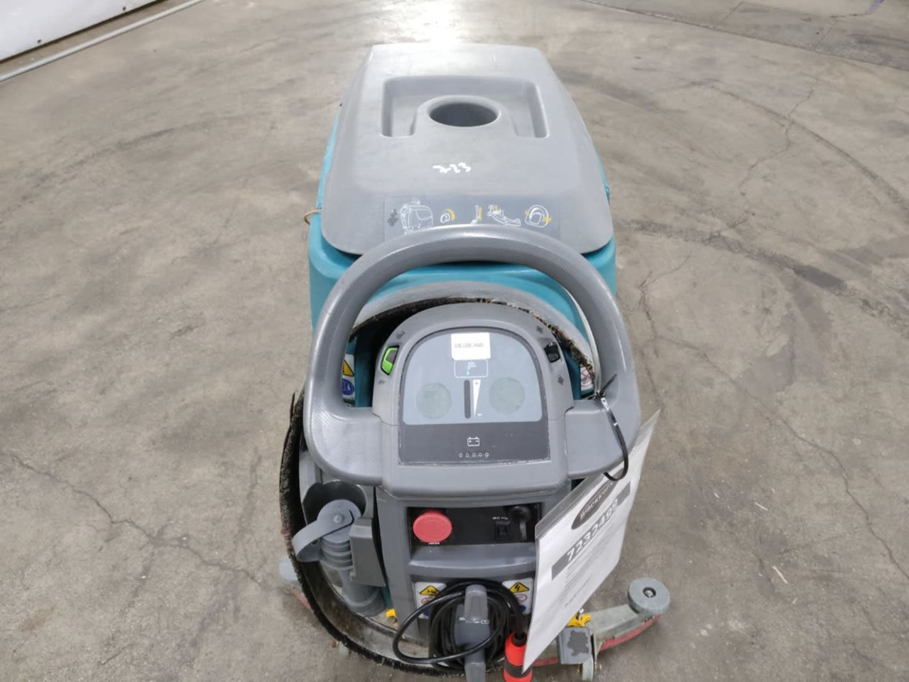 Tennant Scrubbing machine - ماكينة فرك وتجفيف: صورة 3 Tennant Scrubbing machine - ماكينة فرك وتجفيف: صورة 3