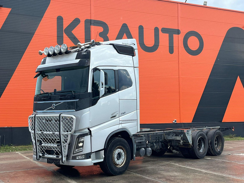 Volvo FH 750 6x4 CHASSIS L=6970 / RETARDER / PTO / TANDEM AXLE LIFT - شاحنة بهيكل معدني للمقصورة: صورة 1 Volvo FH 750 6x4 CHASSIS L=6970 / RETARDER / PTO / TANDEM AXLE LIFT - شاحنة بهيكل معدني للمقصورة: صورة 1