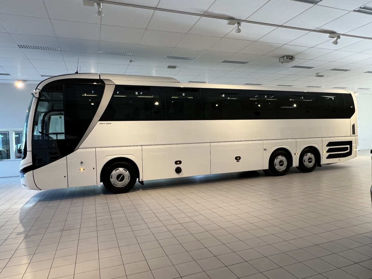 MAN Lions Coach R08 Euro 6E (Dark Edition) - حافلة نقل لمسافات طويلة: صورة 4 MAN Lions Coach R08 Euro 6E (Dark Edition) - حافلة نقل لمسافات طويلة: صورة 4