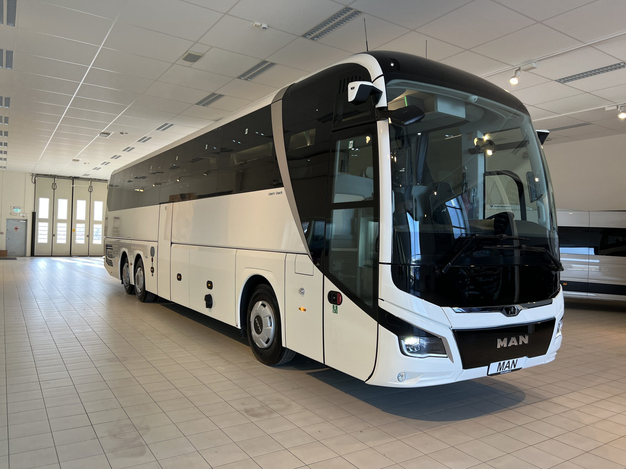 MAN Lions Coach R09 Euro 6E (Dark Edition) - حافلة نقل لمسافات طويلة: صورة 2 MAN Lions Coach R09 Euro 6E (Dark Edition) - حافلة نقل لمسافات طويلة: صورة 2