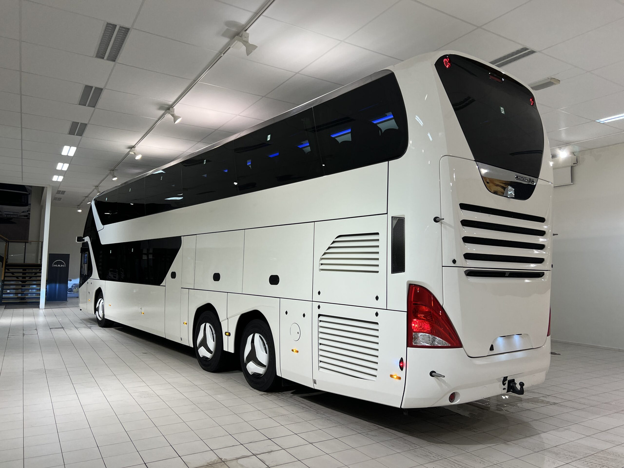 NEOPLAN SKYLINER P06 Euro 6E V.I.P / Exclusive Class (Dark Edition) - حافلة نقل لمسافات طويلة: صورة 4 NEOPLAN SKYLINER P06 Euro 6E V.I.P / Exclusive Class (Dark Edition) - حافلة نقل لمسافات طويلة: صورة 4