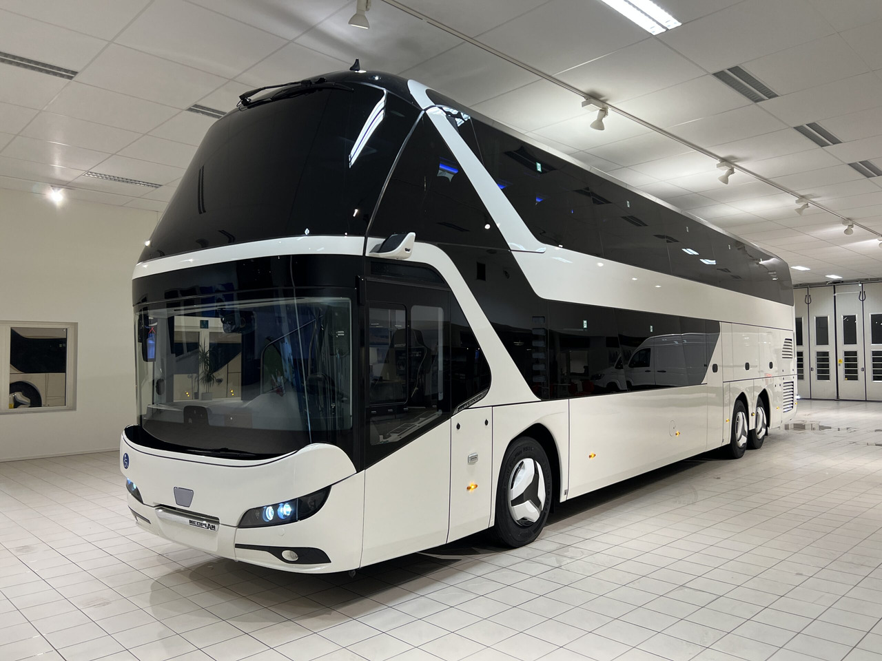 NEOPLAN SKYLINER P06 Euro 6E V.I.P / Exclusive Class (Dark Edition) - حافلة نقل لمسافات طويلة: صورة 2 NEOPLAN SKYLINER P06 Euro 6E V.I.P / Exclusive Class (Dark Edition) - حافلة نقل لمسافات طويلة: صورة 2
