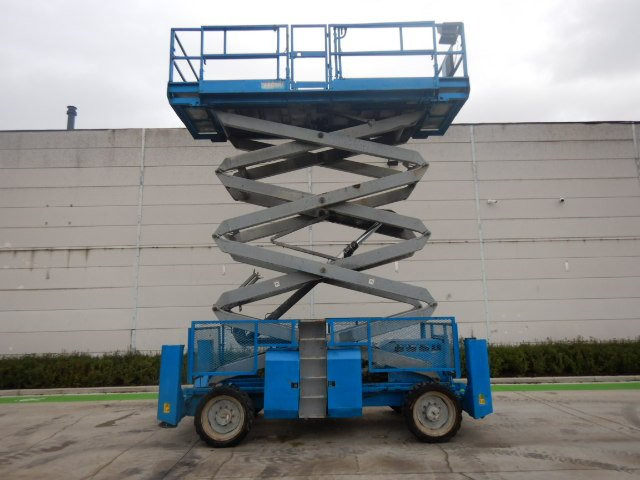 Used scissor Lift Diesel 4x4 GENIE GS-4390-RT - مرفاع مقصي: صورة 4 Used scissor Lift Diesel 4x4 GENIE GS-4390-RT - مرفاع مقصي: صورة 4