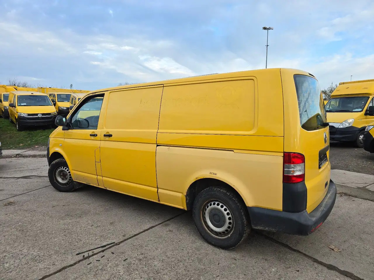 Volkswagen T5 lang Transporter Kasten-Kombi 2.0 TDI/EU5 - فان: صورة 4 Volkswagen T5 lang Transporter Kasten-Kombi 2.0 TDI/EU5 - فان: صورة 4