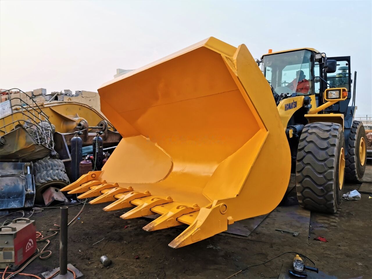 AME Side Dump Bucket - بكت شيول - اللودر: صورة 2 AME Side Dump Bucket - بكت شيول - اللودر: صورة 2