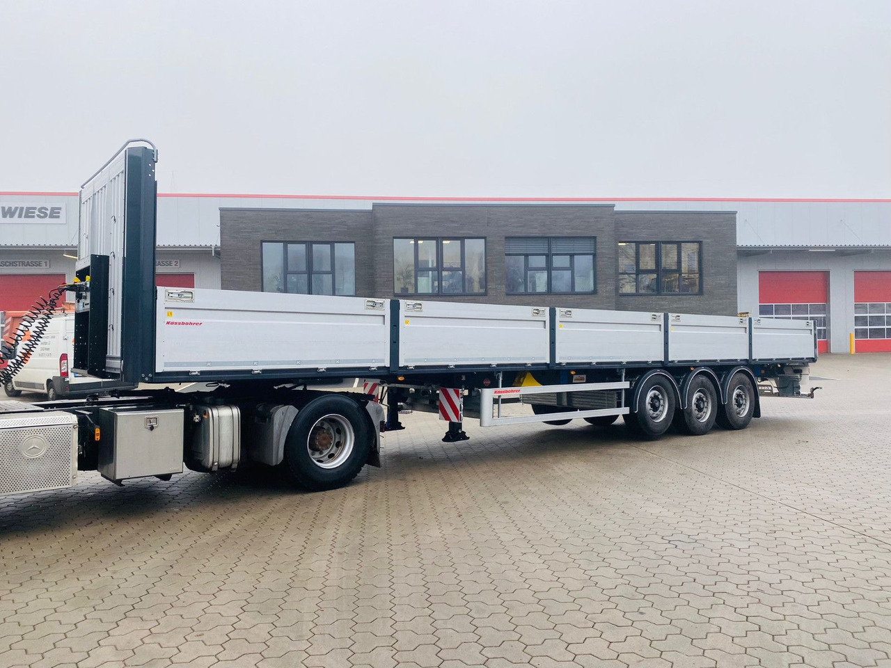 Kässbohrer Bordwandauflieger Twistlocks - نصف مقطورة مسطحة: صورة 1 Kässbohrer Bordwandauflieger Twistlocks - نصف مقطورة مسطحة: صورة 1