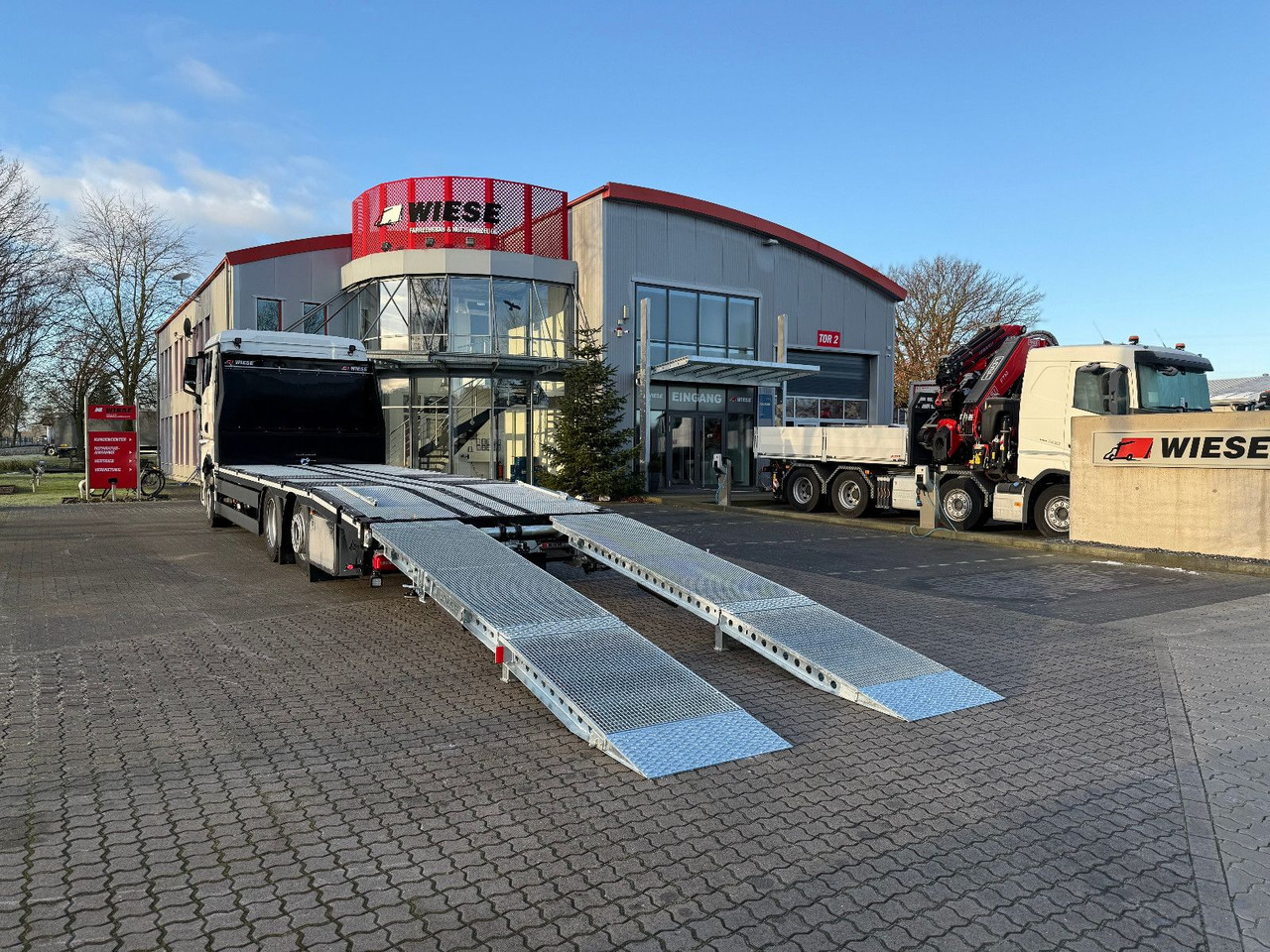 MAN Baumaschinen-  Arbeitsbühnentransporter Rampen - شاحنة نقل سيارات شاحنة: صورة 1 MAN Baumaschinen-  Arbeitsbühnentransporter Rampen - شاحنة نقل سيارات شاحنة: صورة 1