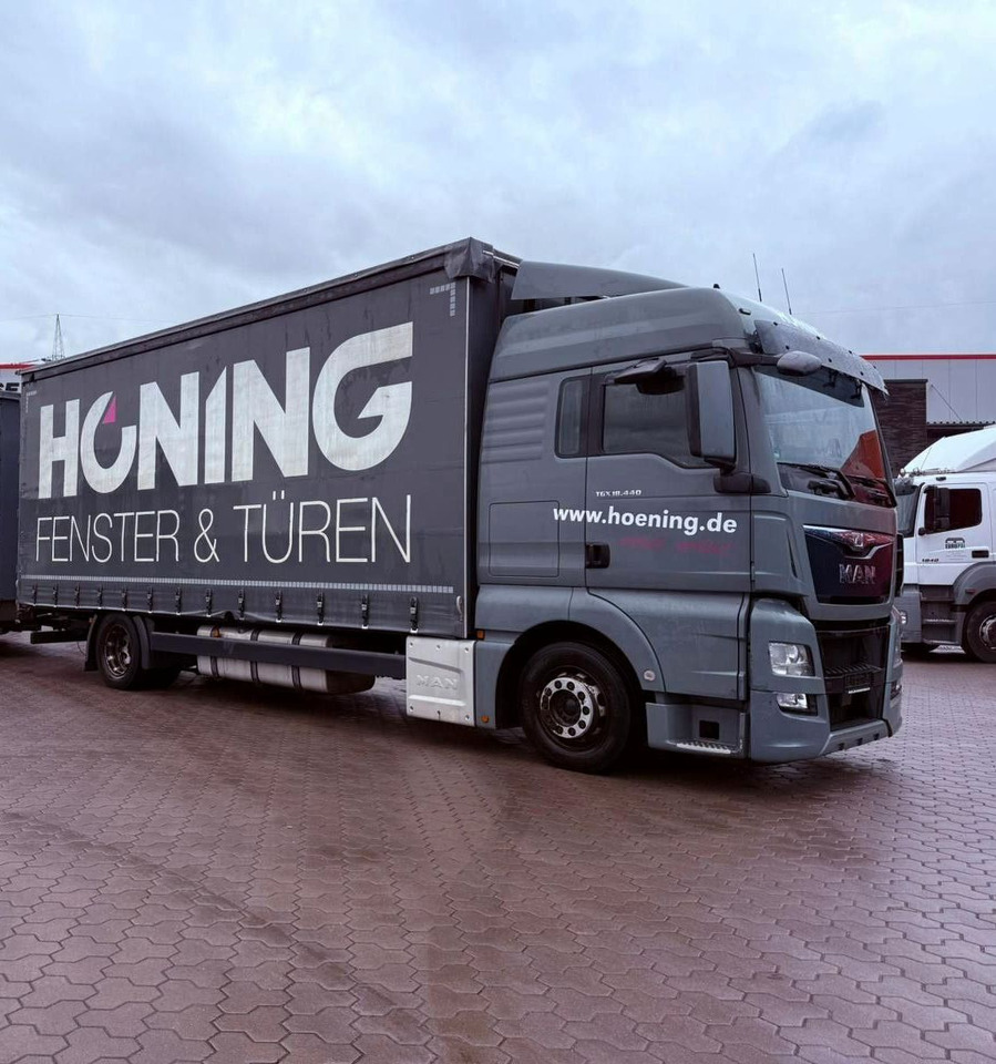 MAN TGX 18.440 LL Volumen LKW mit Staplerhalterung MAN TGX 18.440 LL Volumen LKW mit Staplerhalterung - شاحنة ذات ستائر جانبية: صورة 1 MAN TGX 18.440 LL Volumen LKW mit Staplerhalterung MAN TGX 18.440 LL Volumen LKW mit Staplerhalterung - شاحنة ذات ستائر جانبية: صورة 1