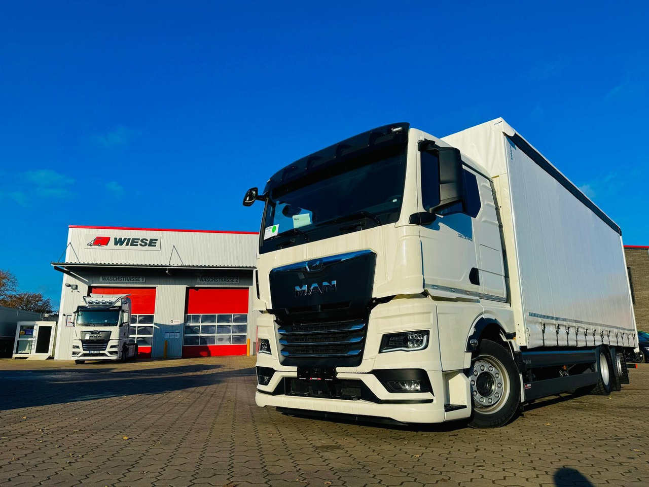 MAN TGX 26.440 6x2 LL Schwerlast Ladebordwand/Rampe - شاحنة ذات ستائر جانبية: صورة 1 MAN TGX 26.440 6x2 LL Schwerlast Ladebordwand/Rampe - شاحنة ذات ستائر جانبية: صورة 1