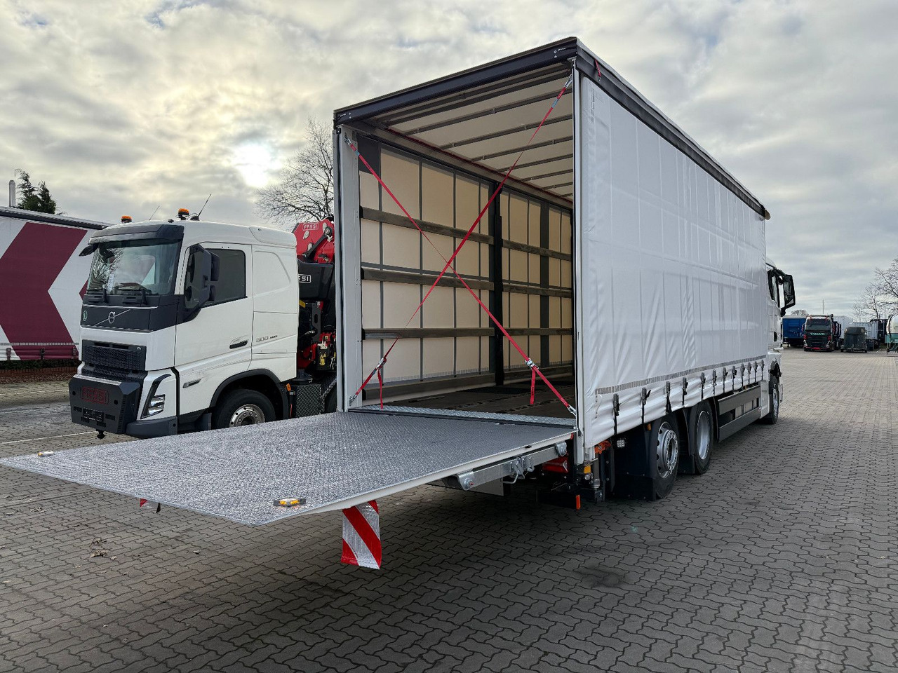 MAN TGX 26.440 6x2 LL Schwerlast Ladebordwand/Rampe - شاحنة ذات ستائر جانبية: صورة 3 MAN TGX 26.440 6x2 LL Schwerlast Ladebordwand/Rampe - شاحنة ذات ستائر جانبية: صورة 3