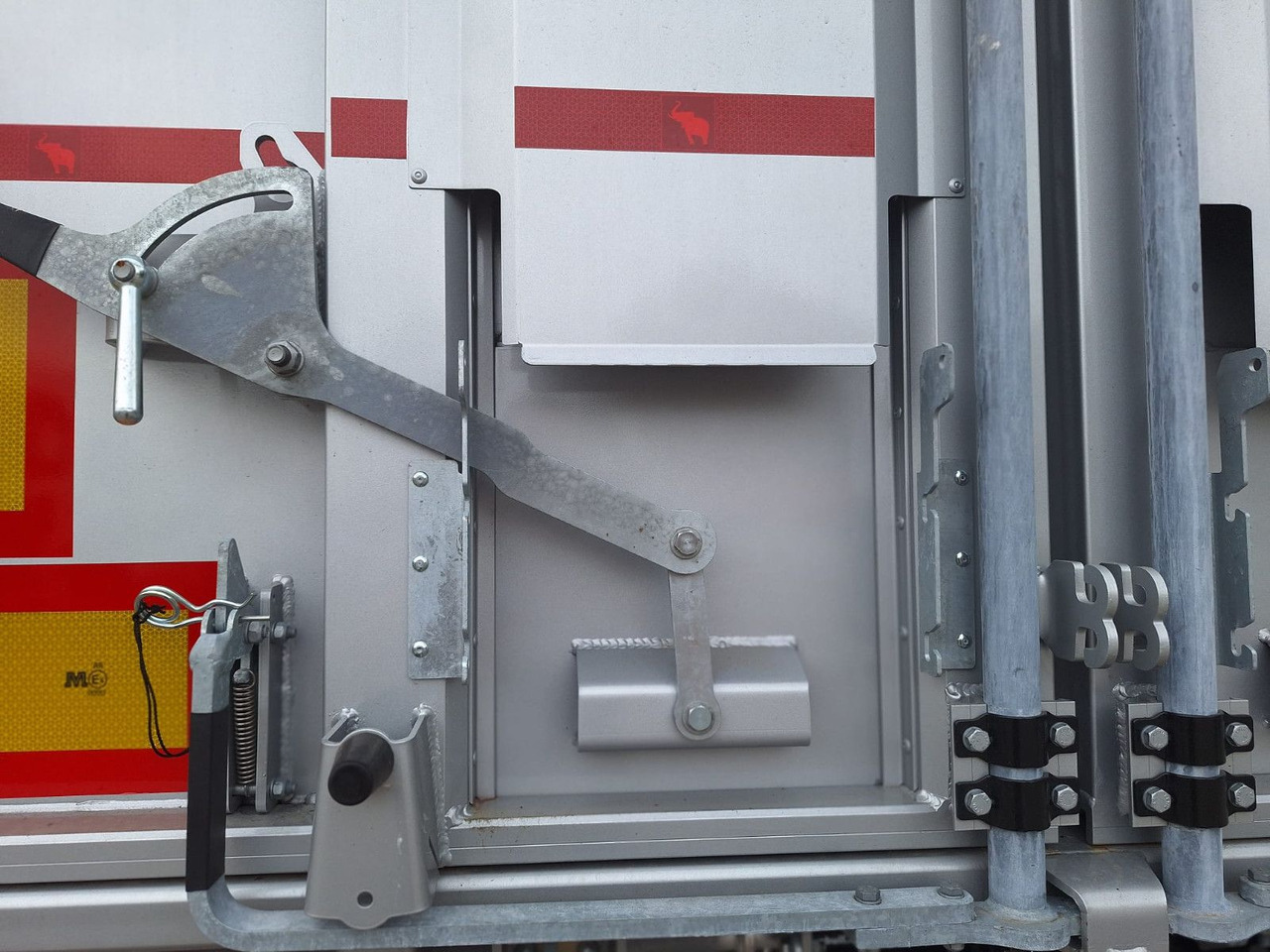 نصف مقطورة قلابة Schmitz Cargobull Kipper 52m³ mit gekröpftem Chassis: صورة 9 نصف مقطورة قلابة Schmitz Cargobull Kipper 52m³ mit gekröpftem Chassis: صورة 9