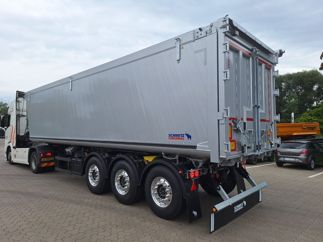 Schmitz Cargobull Kipper 52m³ mit gekröpftem Chassis - نصف مقطورة قلابة: صورة 1 Schmitz Cargobull Kipper 52m³ mit gekröpftem Chassis - نصف مقطورة قلابة: صورة 1