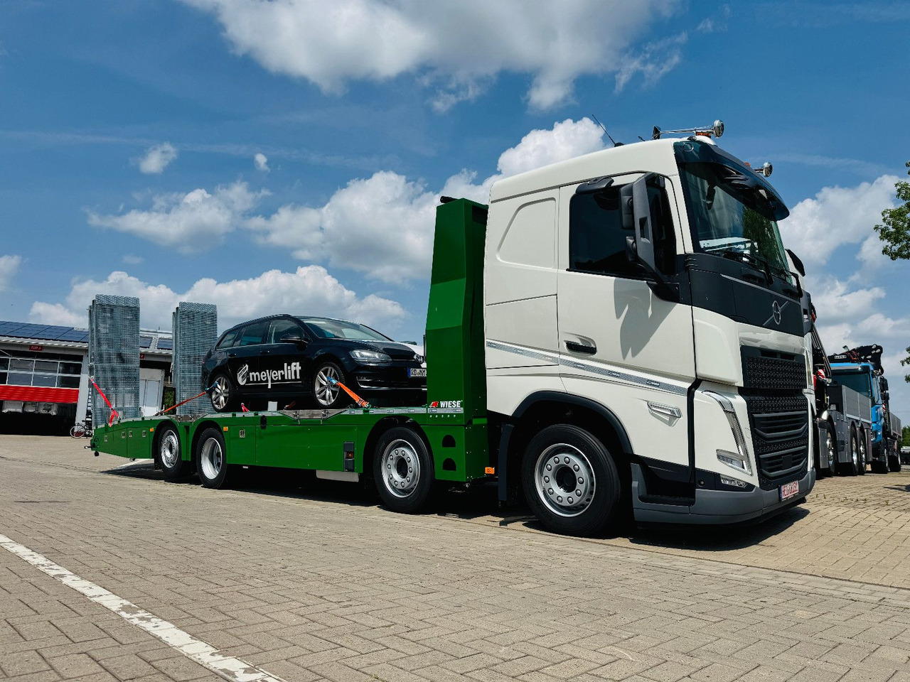 Volvo Arbeitsbühnen Baumaschinentransporter mit Rampen - شاحنة نقل سيارات شاحنة: صورة 1 Volvo Arbeitsbühnen Baumaschinentransporter mit Rampen - شاحنة نقل سيارات شاحنة: صورة 1
