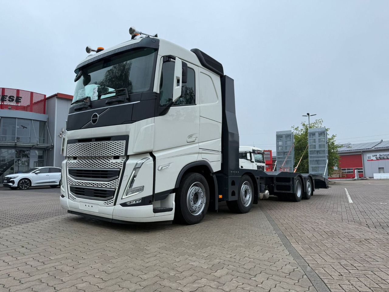 Volvo Arbeitsbühnen Baumaschinentransporter mit Rampen - شاحنة نقل سيارات شاحنة: صورة 4 Volvo Arbeitsbühnen Baumaschinentransporter mit Rampen - شاحنة نقل سيارات شاحنة: صورة 4