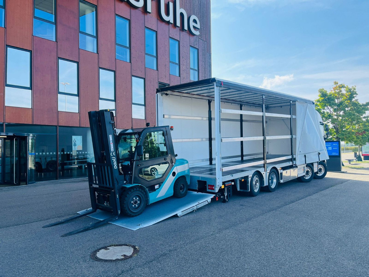 Volvo FH 500 8x2 Arbeitsbühnen Transporter LBW 9t - شاحنة ذات ستائر جانبية: صورة 1 Volvo FH 500 8x2 Arbeitsbühnen Transporter LBW 9t - شاحنة ذات ستائر جانبية: صورة 1