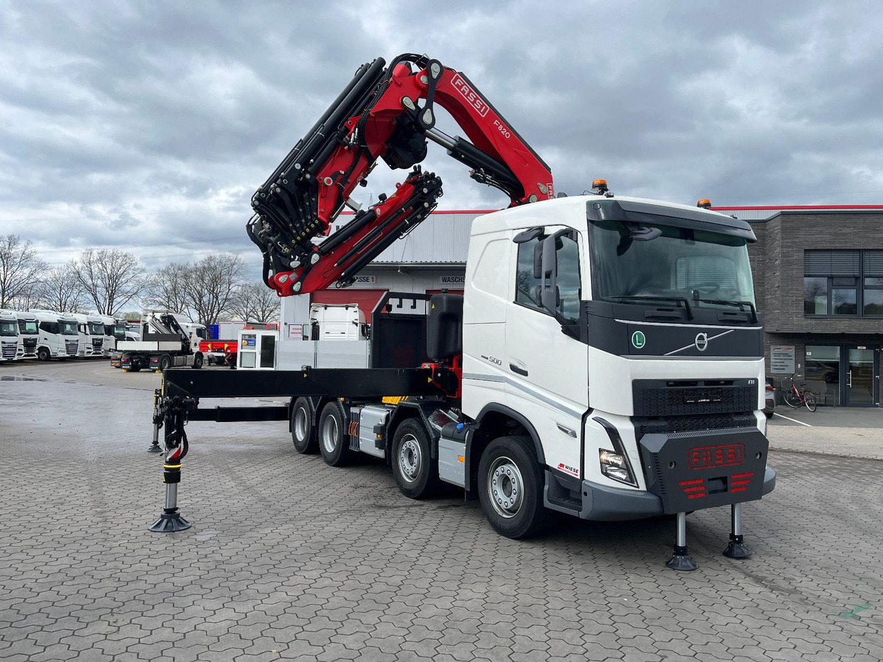 Volvo FH 500 8x4 Kran F820 RA2.27 Jib & Winde Sofort - شاحنات مسطحة, شاحنة كرين: صورة 1 Volvo FH 500 8x4 Kran F820 RA2.27 Jib & Winde Sofort - شاحنات مسطحة, شاحنة كرين: صورة 1