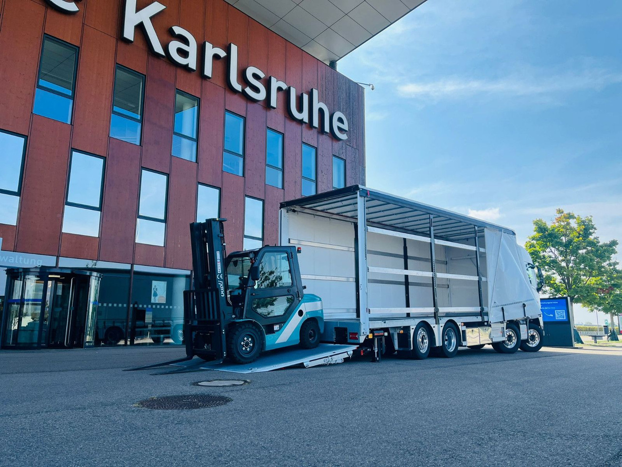 Volvo FH 500 Gabelstaplertransporter LBW 9t Dhollandia - شاحنة ذات ستائر جانبية: صورة 5 Volvo FH 500 Gabelstaplertransporter LBW 9t Dhollandia - شاحنة ذات ستائر جانبية: صورة 5