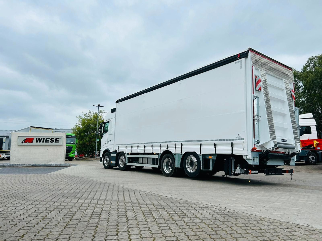 Volvo FH 500 Gabelstaplertransporter LBW Dhollandia 9t - شاحنة ذات ستائر جانبية: صورة 3 Volvo FH 500 Gabelstaplertransporter LBW Dhollandia 9t - شاحنة ذات ستائر جانبية: صورة 3