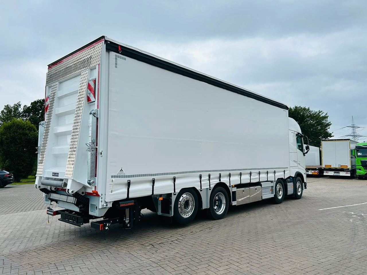 Volvo FH 500 Gabelstaplertransporter LBW Dhollandia 9t - شاحنة: صورة 1 Volvo FH 500 Gabelstaplertransporter LBW Dhollandia 9t - شاحنة: صورة 1