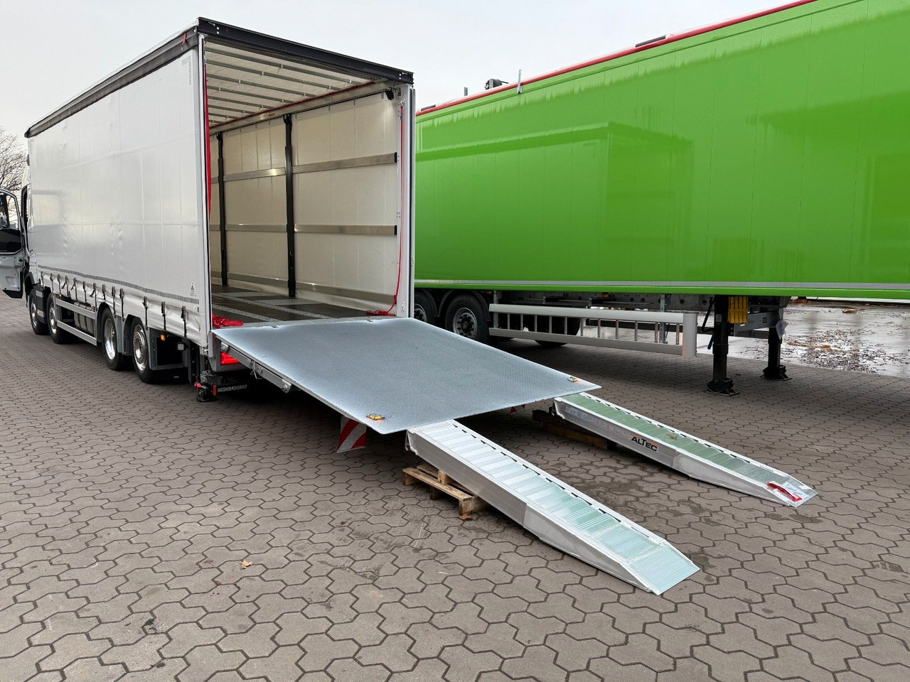 Volvo FH 500 Gabelstaplertransporter LBW Dhollandia 9t - شاحنة ذات ستائر جانبية: صورة 5 Volvo FH 500 Gabelstaplertransporter LBW Dhollandia 9t - شاحنة ذات ستائر جانبية: صورة 5