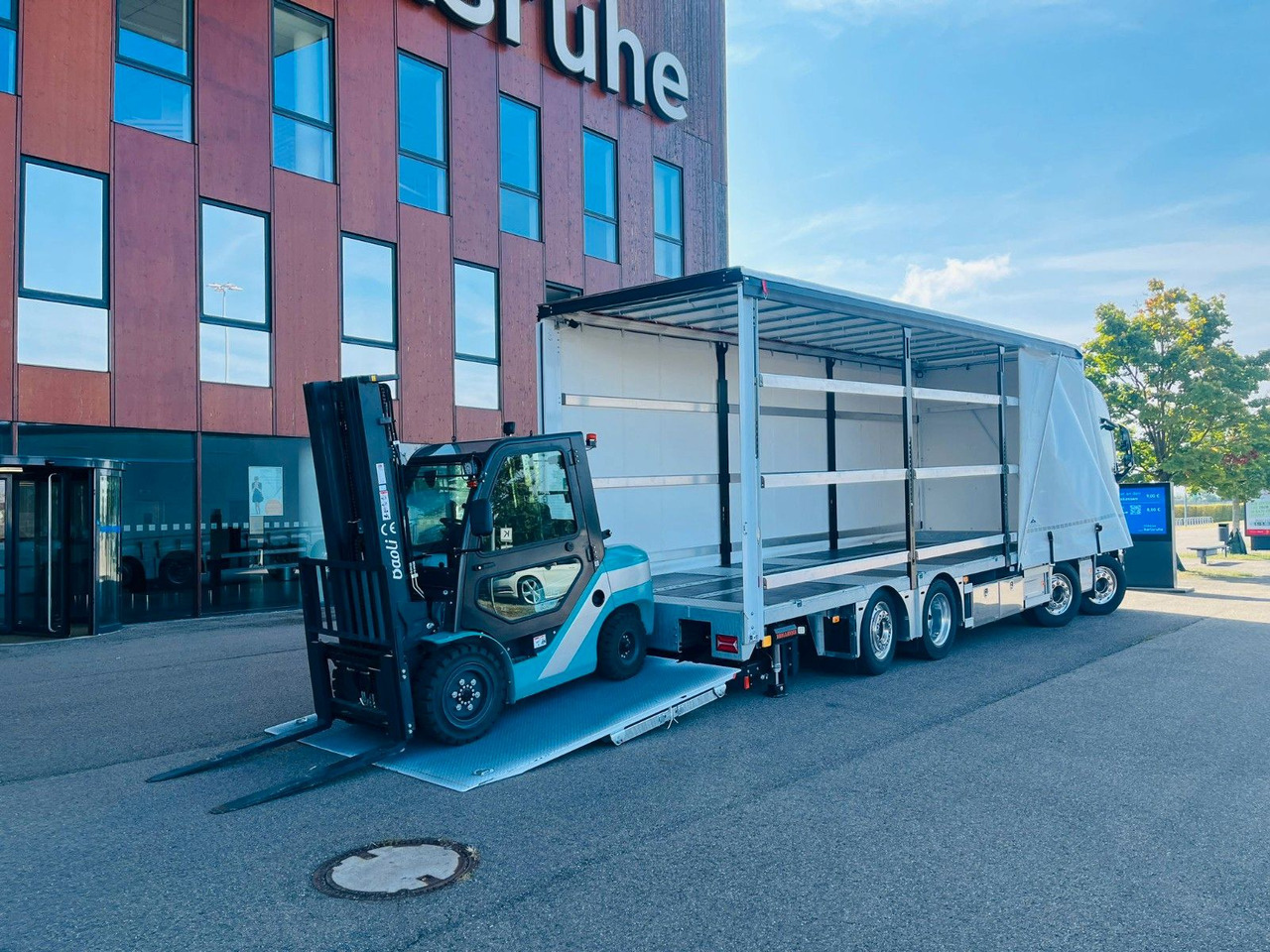 Volvo FH 500 Gabelstaplertransporter LBW Dhollandia 9t - شاحنة ذات ستائر جانبية: صورة 1 Volvo FH 500 Gabelstaplertransporter LBW Dhollandia 9t - شاحنة ذات ستائر جانبية: صورة 1