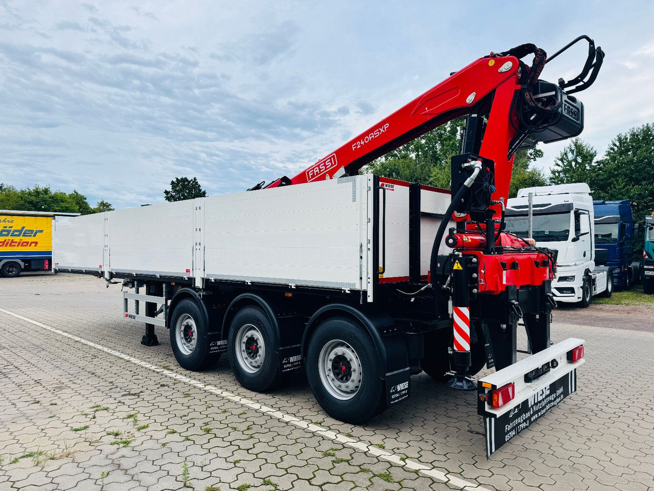 Wiese Baustoffauflieger - Heckkran Kran Fassi - نصف مقطورة مسطحة: صورة 1 Wiese Baustoffauflieger - Heckkran Kran Fassi - نصف مقطورة مسطحة: صورة 1