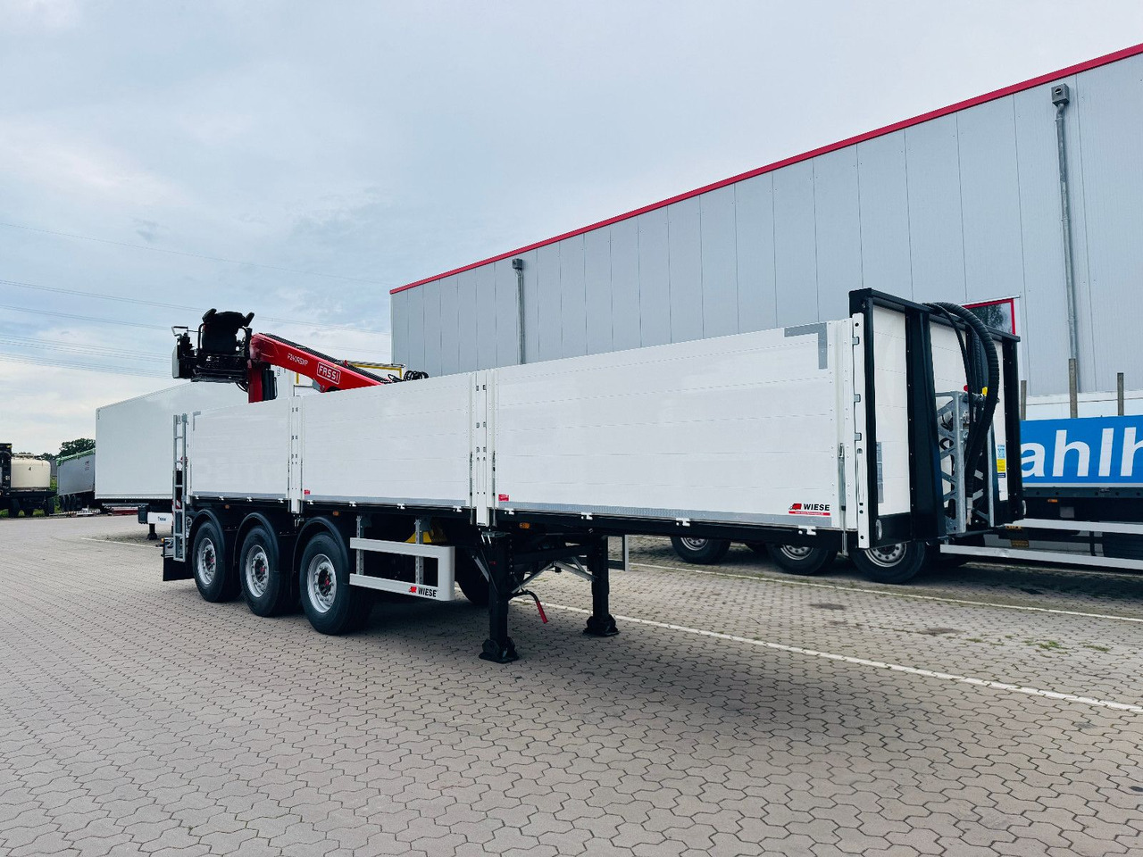 Wiese Baustoffauflieger - Heckkran Kran Fassi - نصف مقطورة مسطحة: صورة 3 Wiese Baustoffauflieger - Heckkran Kran Fassi - نصف مقطورة مسطحة: صورة 3