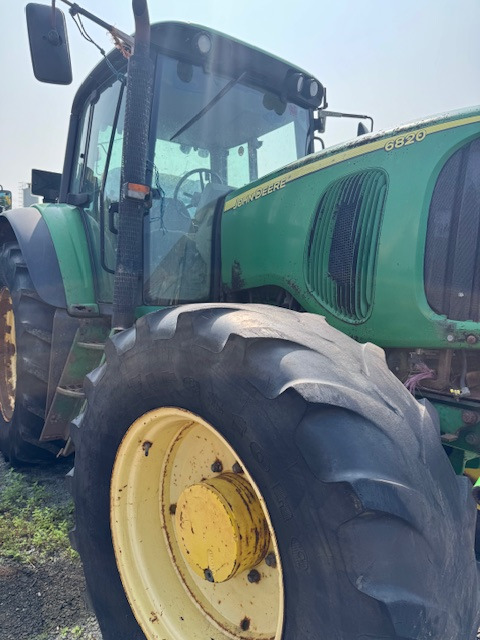 JOHN DEERE 6820 - جرار: صورة 1 JOHN DEERE 6820 - جرار: صورة 1