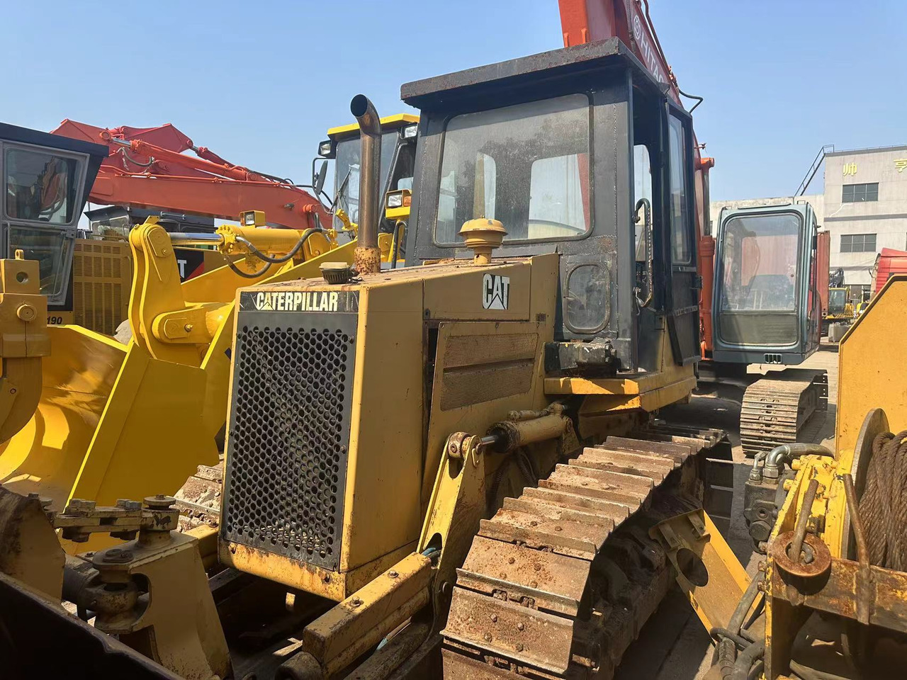 CATERPILLAR D4C - بلدوزر: صورة 2 CATERPILLAR D4C - بلدوزر: صورة 2