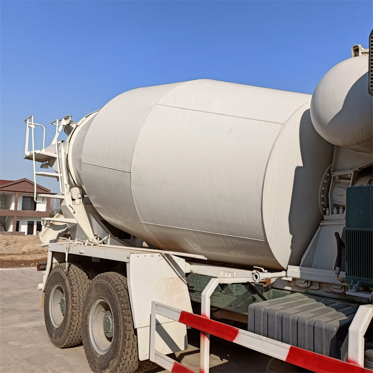 HOWO HOWO-white mixer pump truck - خلاطة مع مضخة: صورة 3 HOWO HOWO-white mixer pump truck - خلاطة مع مضخة: صورة 3