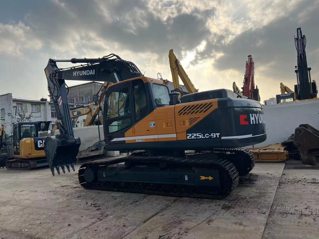 HYUNDAI 225LC-9T - حفار زاحف: صورة 1 HYUNDAI 225LC-9T - حفار زاحف: صورة 1