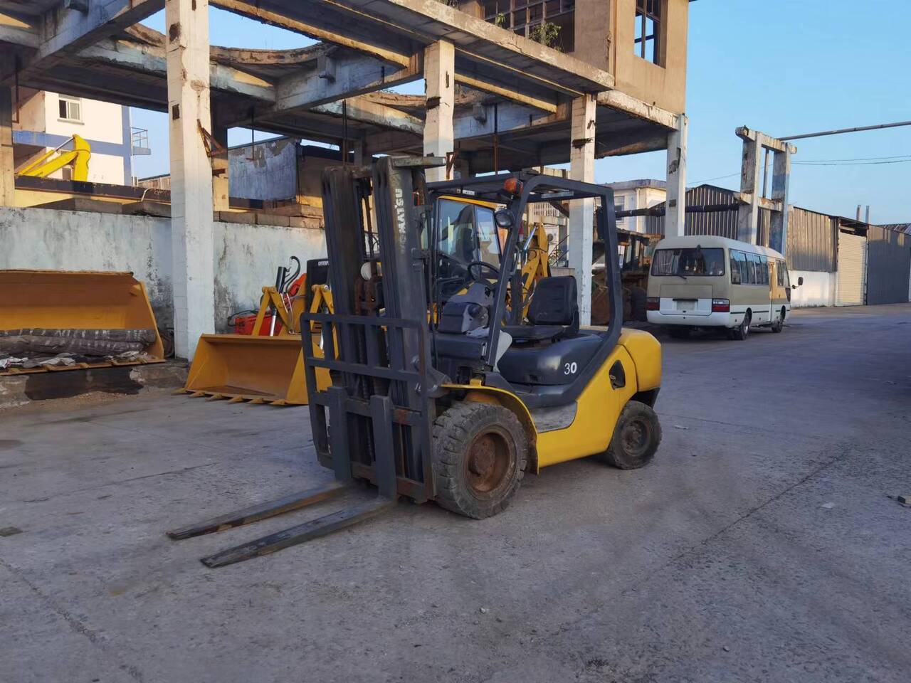 KOMATSU FD30 - مرفاع مقصي: صورة 1 KOMATSU FD30 - مرفاع مقصي: صورة 1