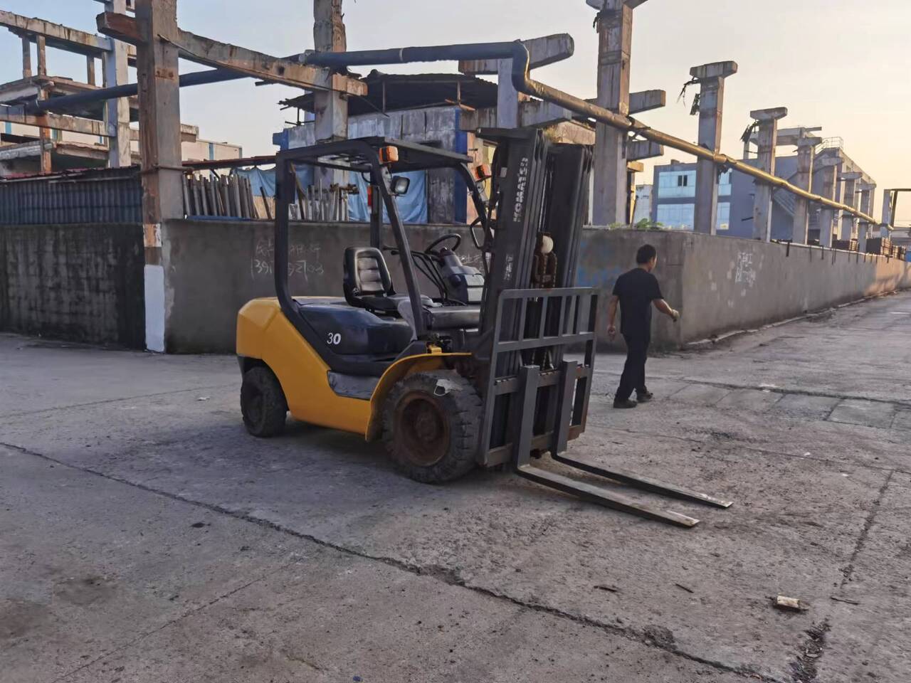 KOMATSU FD30 - مرفاع مقصي: صورة 3 KOMATSU FD30 - مرفاع مقصي: صورة 3