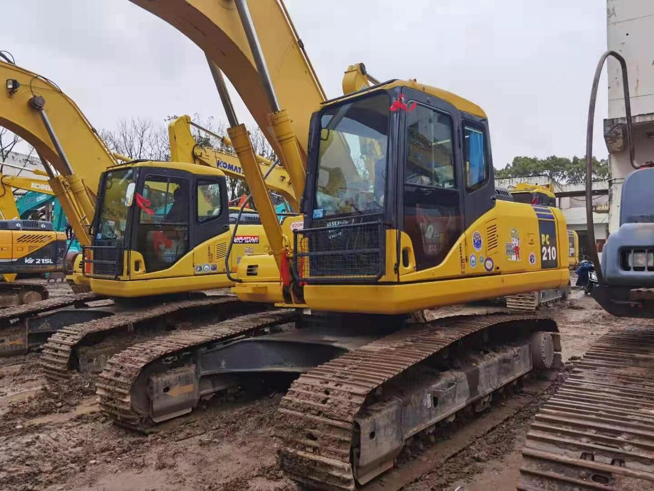 KOMATSU PC210-7 -excavator - حفار زاحف: صورة 3 KOMATSU PC210-7 -excavator - حفار زاحف: صورة 3