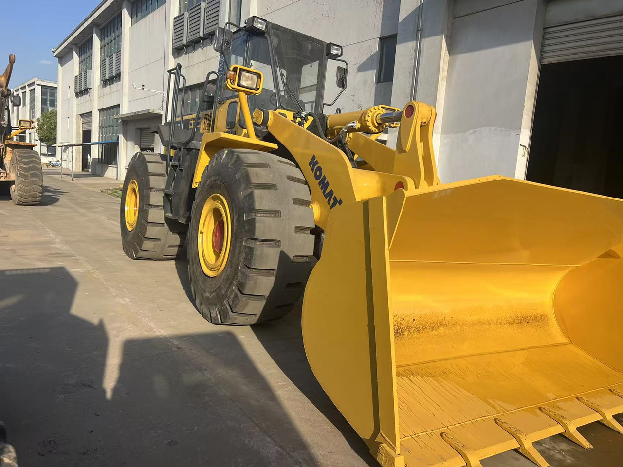 Komatsu WA470-3 - اللودر بعجل: صورة 2 Komatsu WA470-3 - اللودر بعجل: صورة 2