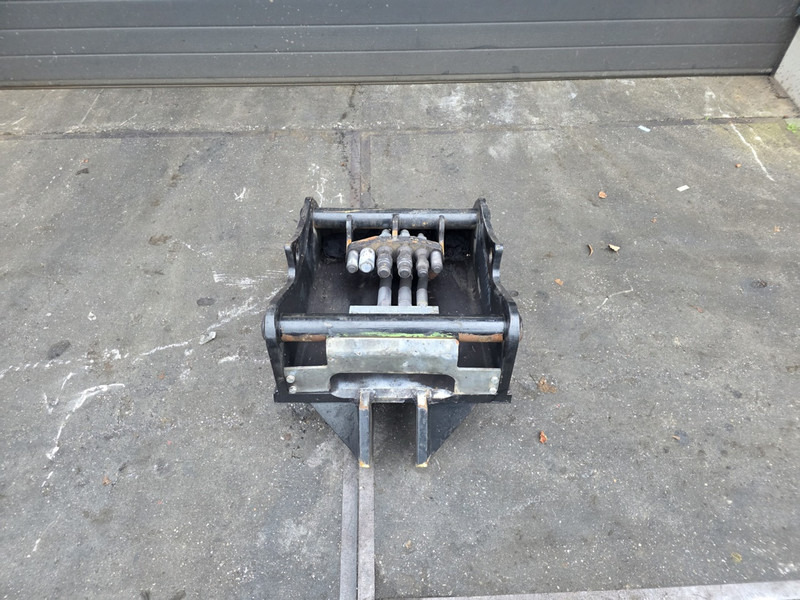 Oilquick kopplaat oq70/55 adaptor plate oilquick 70 55 steelwrist - قارنة التوصيل السريعة - آلات الإنشاء: صورة 1 Oilquick kopplaat oq70/55 adaptor plate oilquick 70 55 steelwrist - قارنة التوصيل السريعة - آلات الإنشاء: صورة 1