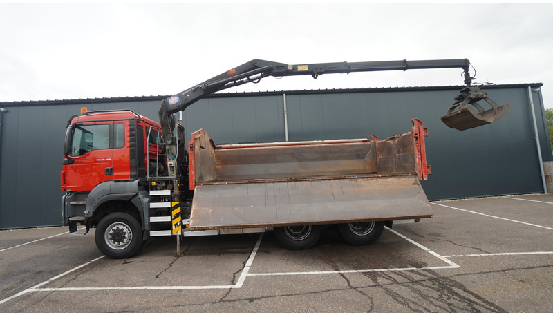 MAN TGS 28.400 6X6 2 SIDE TIPPER WITH HMF 1643 CRANE 376.400KM - شاحنة كرين: صورة 2 MAN TGS 28.400 6X6 2 SIDE TIPPER WITH HMF 1643 CRANE 376.400KM - شاحنة كرين: صورة 2