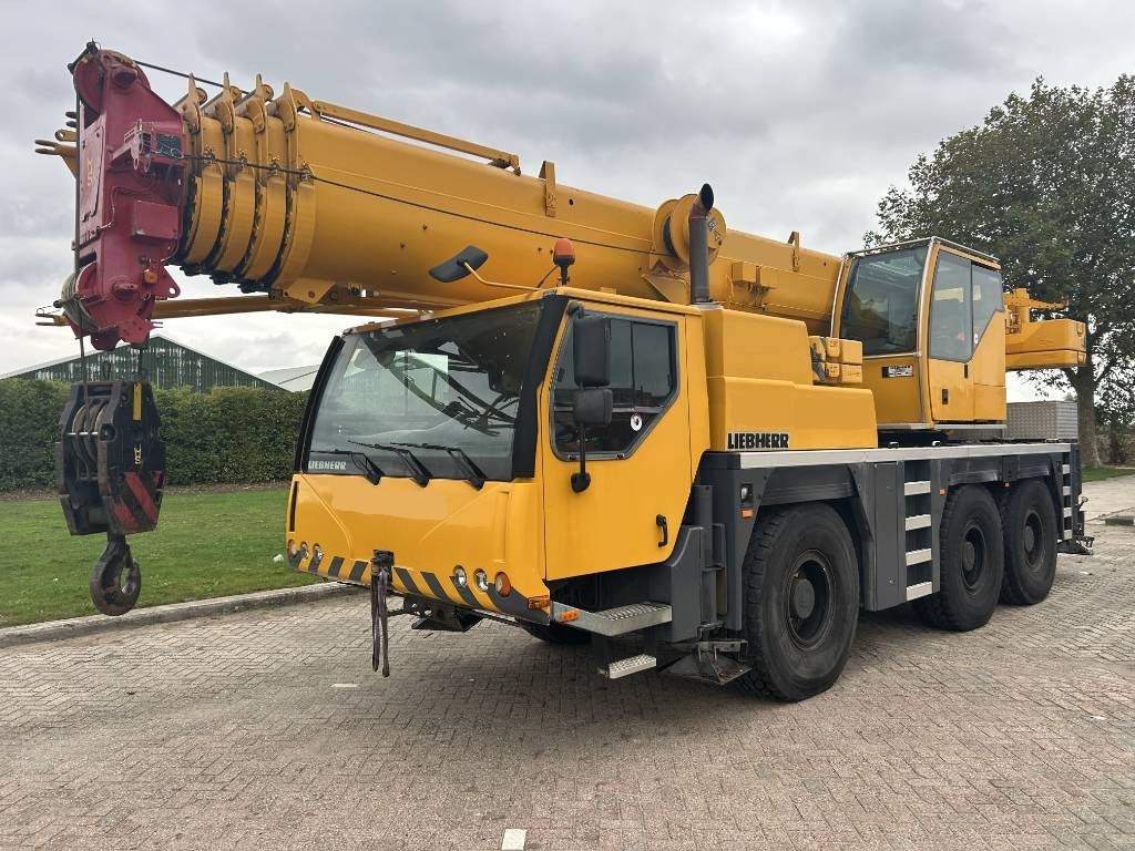 Liebherr LTM 1055-3.1 - رافعة لجميع التضاريس: صورة 1 Liebherr LTM 1055-3.1 - رافعة لجميع التضاريس: صورة 1