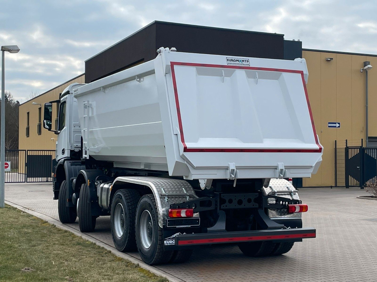 Mercedes-Benz 4142 8X4 Mulden- Kipper - EuromixMTP - شاحنة قلاب: صورة 5 Mercedes-Benz 4142 8X4 Mulden- Kipper - EuromixMTP - شاحنة قلاب: صورة 5